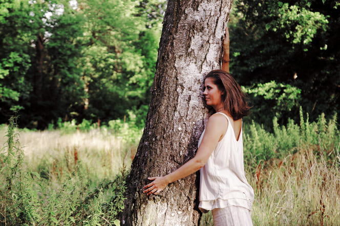 Sarah Wieck Yoga Berlin umarmt Baum